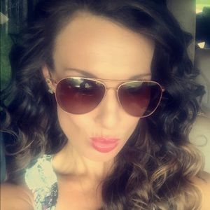 Meet your Posher, Carrie