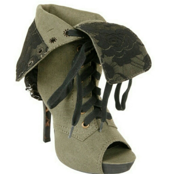 ⚡️One day sale⚡️Betsy Johnson Lizzy Bootie