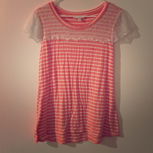 CORAL LACE ACCENT TOP.