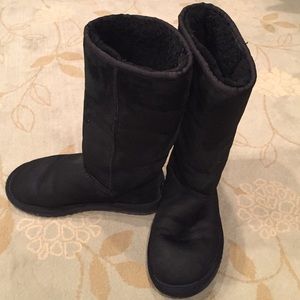 classic black uggs, size 6