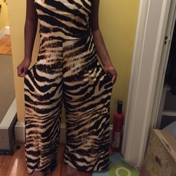 Woman's strapless romper