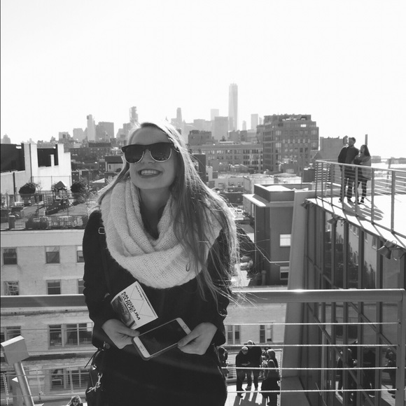 Meet your Posher, Jenn - Picture 1 of 1