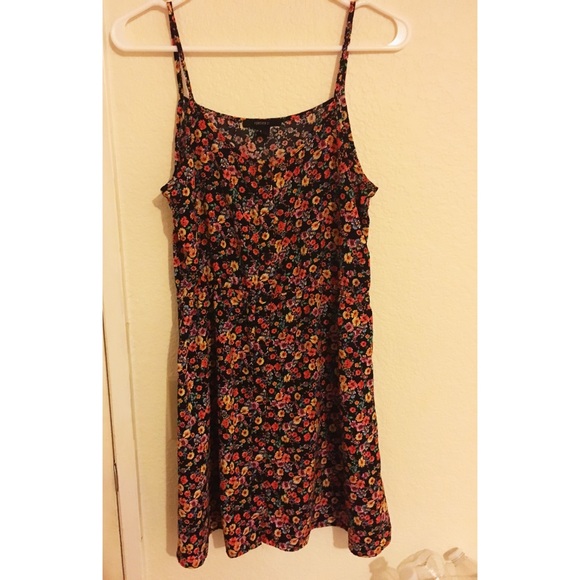 Cute flowery dress. MEDIUM