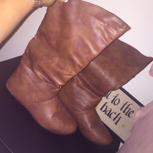 Slouchy brown boot