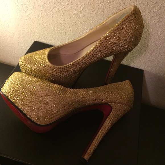 Gold red bottom pump