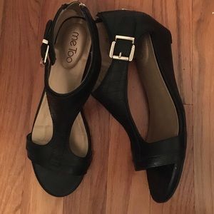 ...me Too Sandals with black and gold detail