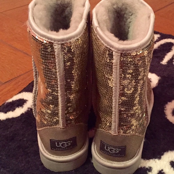 grey sequence uggs - Picture 3 of 4