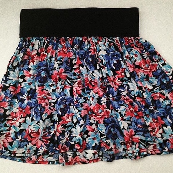 Forever 21 Dresses & Skirts - Mini floral casual skirt