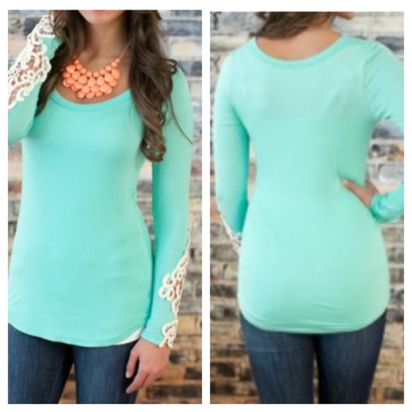 💚NWT Long Sleeve Lace Edge Cuff Top