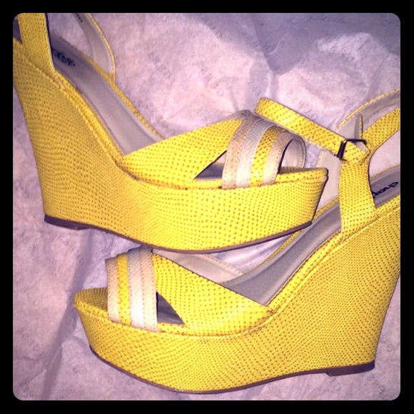 Lemony yellow wedges