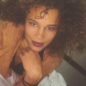 Meet your Posher, Chalayia