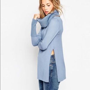 Crew neck side slit sweater blue