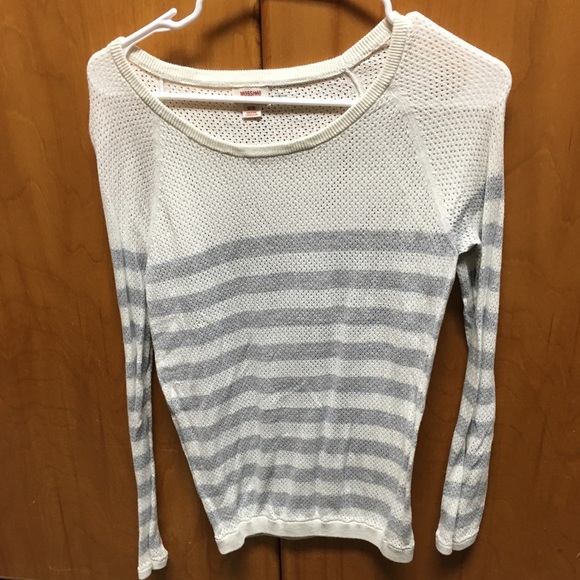 Gray and white long sleeved basic tee