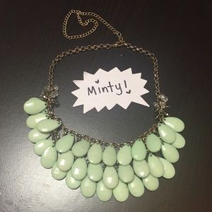 FRANCESCA'S COLLECTION statement necklace