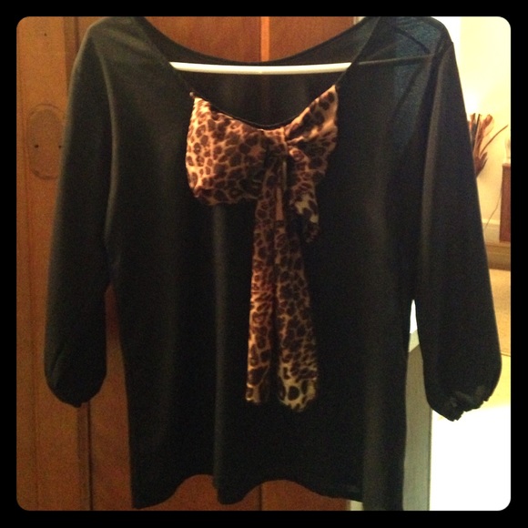 Cute black shirt with leopard bow in back - Picture 1 of 3