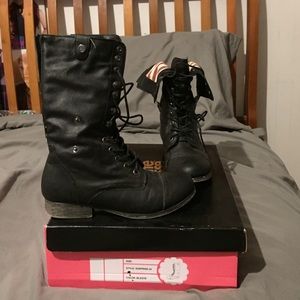 Black combat boots. Size 7