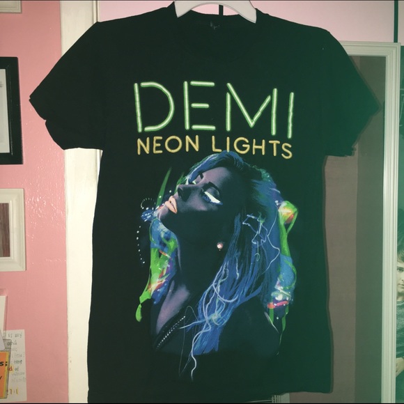 ♦️SOLD♦️Never worn Demi Lovato concert tee