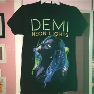 ♦️SOLD♦️Never worn Demi Lovato concert tee
