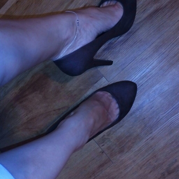 Suede  pumps . very pretty new . Never used .