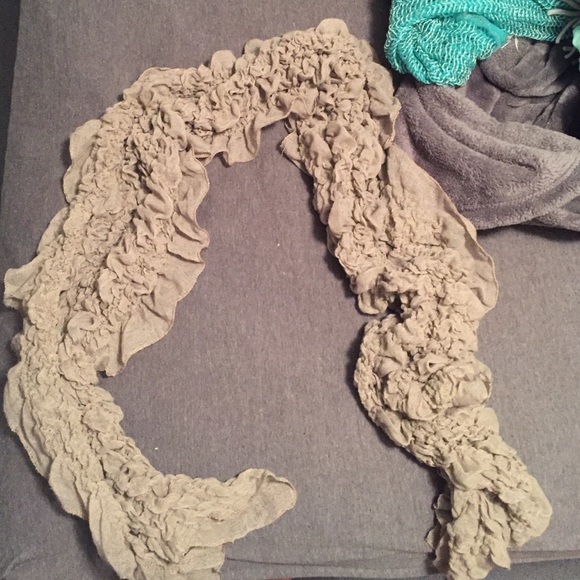 Tam ruffle scarf