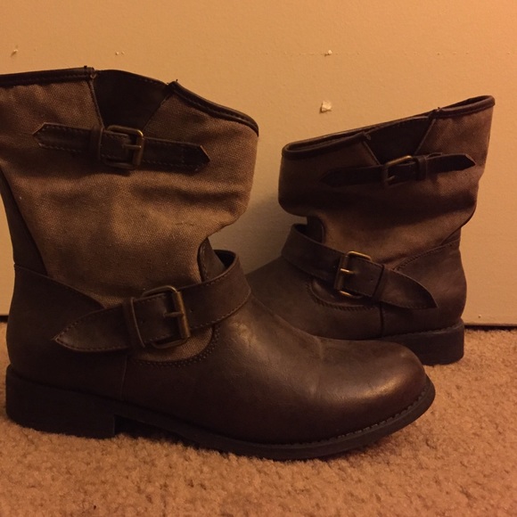 Short brown booties !