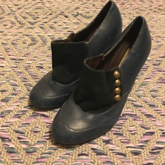 Vintage inspired blue suede shoes!