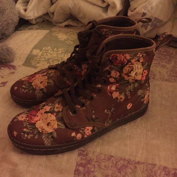 Dr.Marten floral boots size 7. In good condition