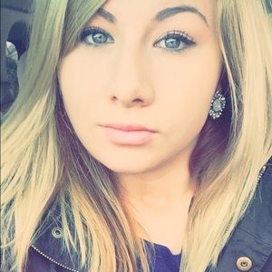 Meet your Posher, Alexis