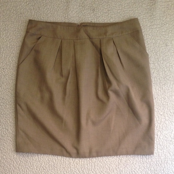 Forever 21 | Beige Skirt with Pockets - Picture 2 of 4