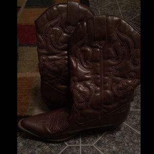 Cowgirl boots size 9!