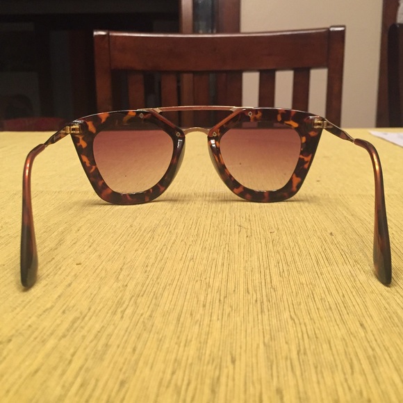 Beautiful Trendy Sunglasses - Picture 2 of 3