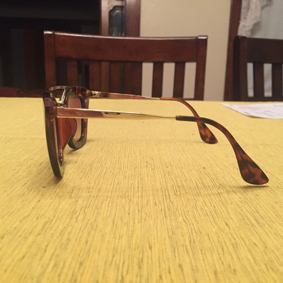 Beautiful Trendy Sunglasses - Picture 3 of 3