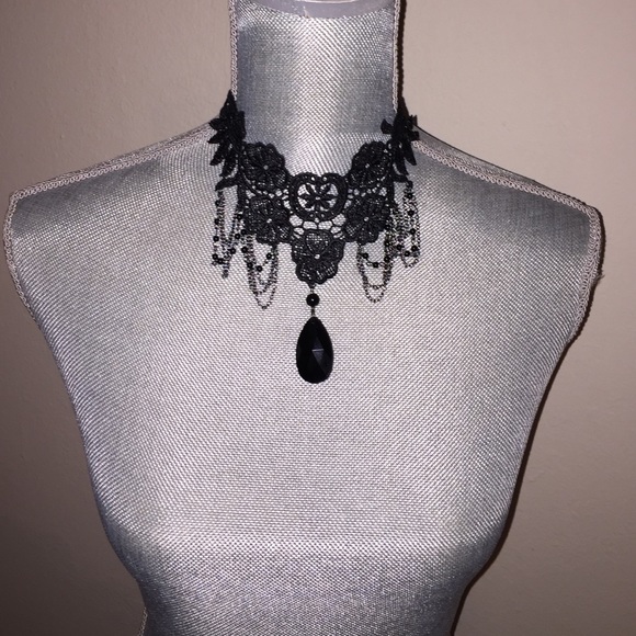 Lace detailed necklace.