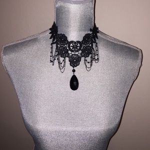 Lace detailed necklace.