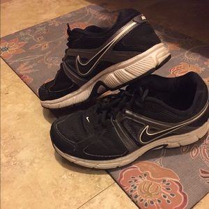 MENS***Nike black an white dart 9 shoes