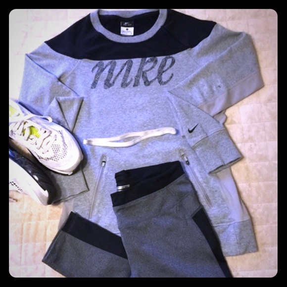 Black and gray Nike Dri -Fit performance shirt - Picture 2 of 3