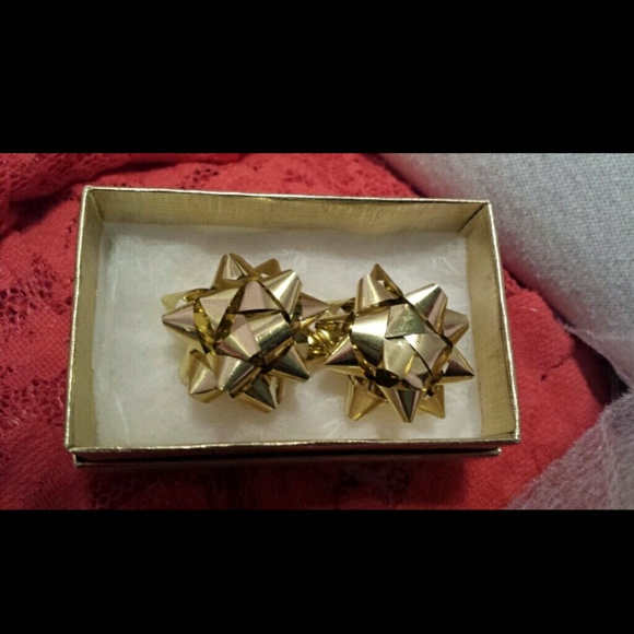 Jewelry - Gold gift bow earrings