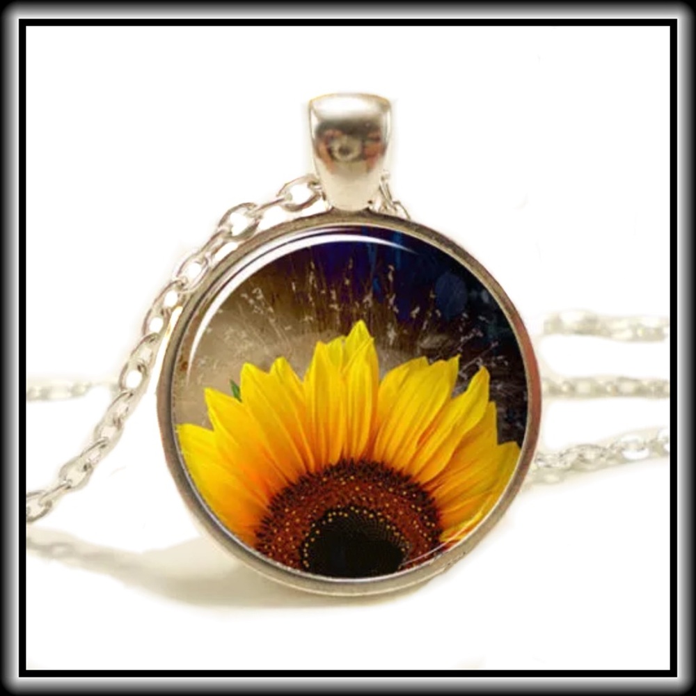 SUNFLOWER NECKLACE 🎉HP🎉 - Picture 1 of 3