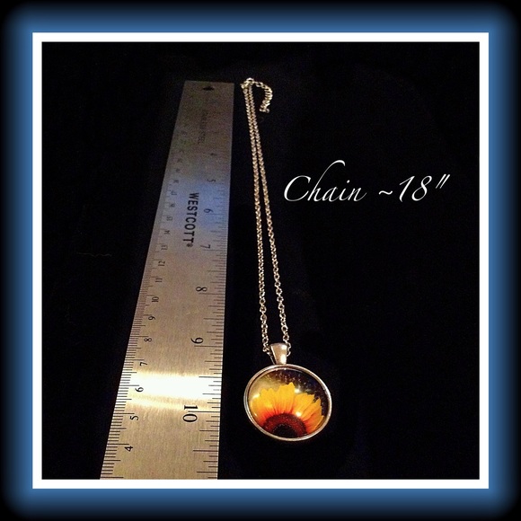 SUNFLOWER NECKLACE                          🎉HP🎉 - Picture 2 of 3