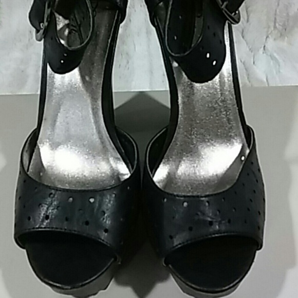 Shoes - Picture 2 of 4