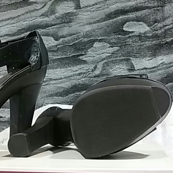 Shoes - Picture 3 of 4