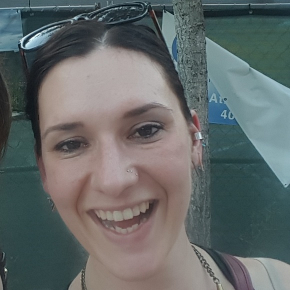 Meet your Posher, Becca - Picture 2 of 4