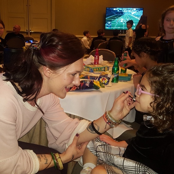 Meet your Posher, Becca - Picture 3 of 4