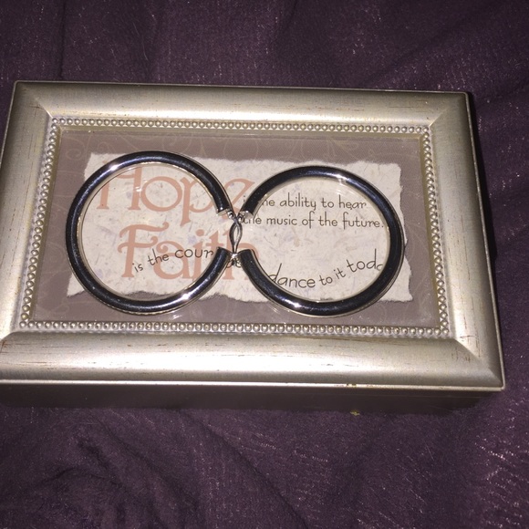 Women's Silver Lightweight Hoop Earrings NWOT