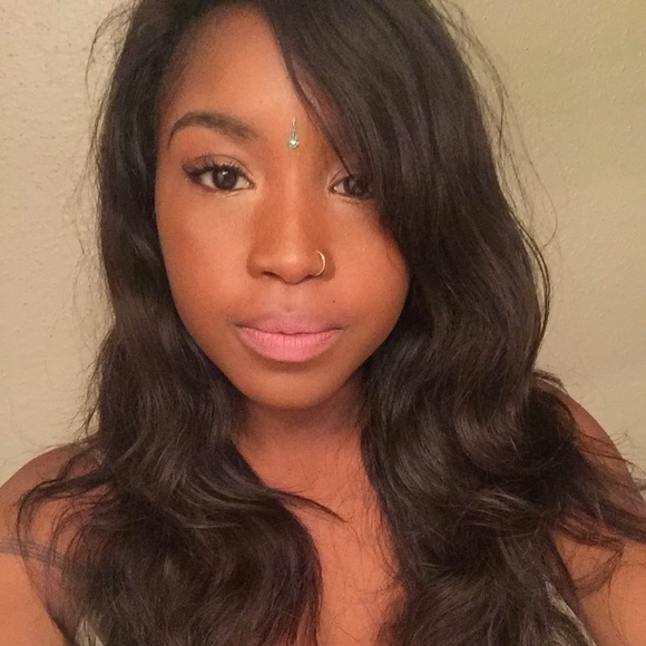 Meet your Posher, Nia