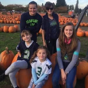 Meet your Posher, Lora