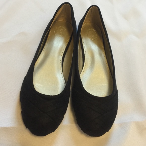 NWT black flats!! Brand new - Picture 2 of 4