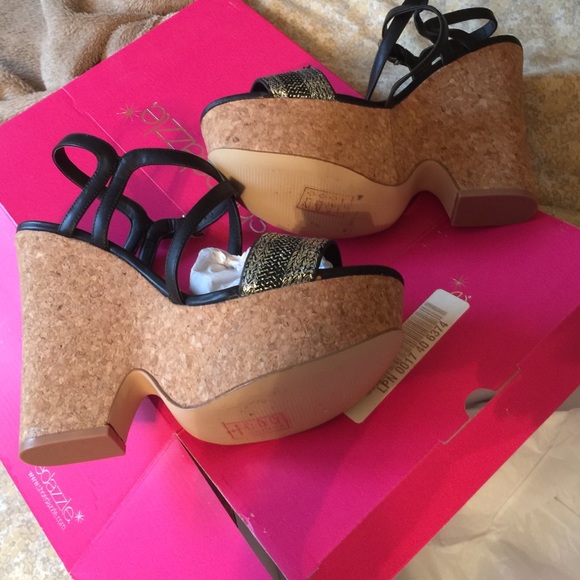 Shoedazzle Wedges - Picture 3 of 4