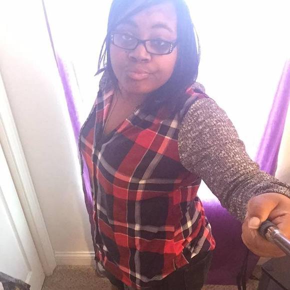 Meet your Posher, Tia - Picture 2 of 4