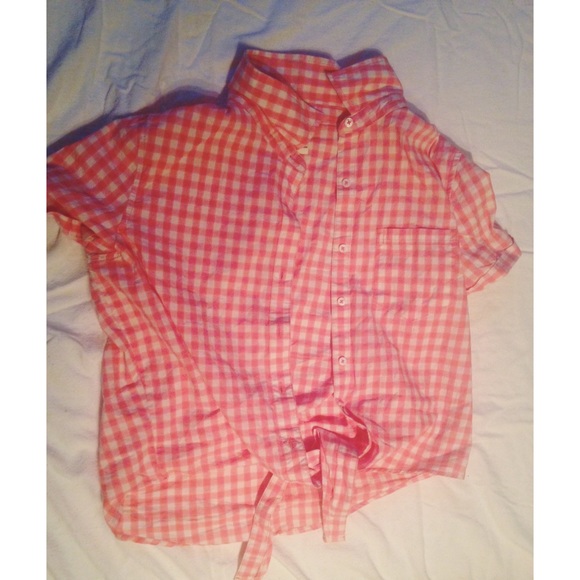 Cute pink plaid button up crop top!